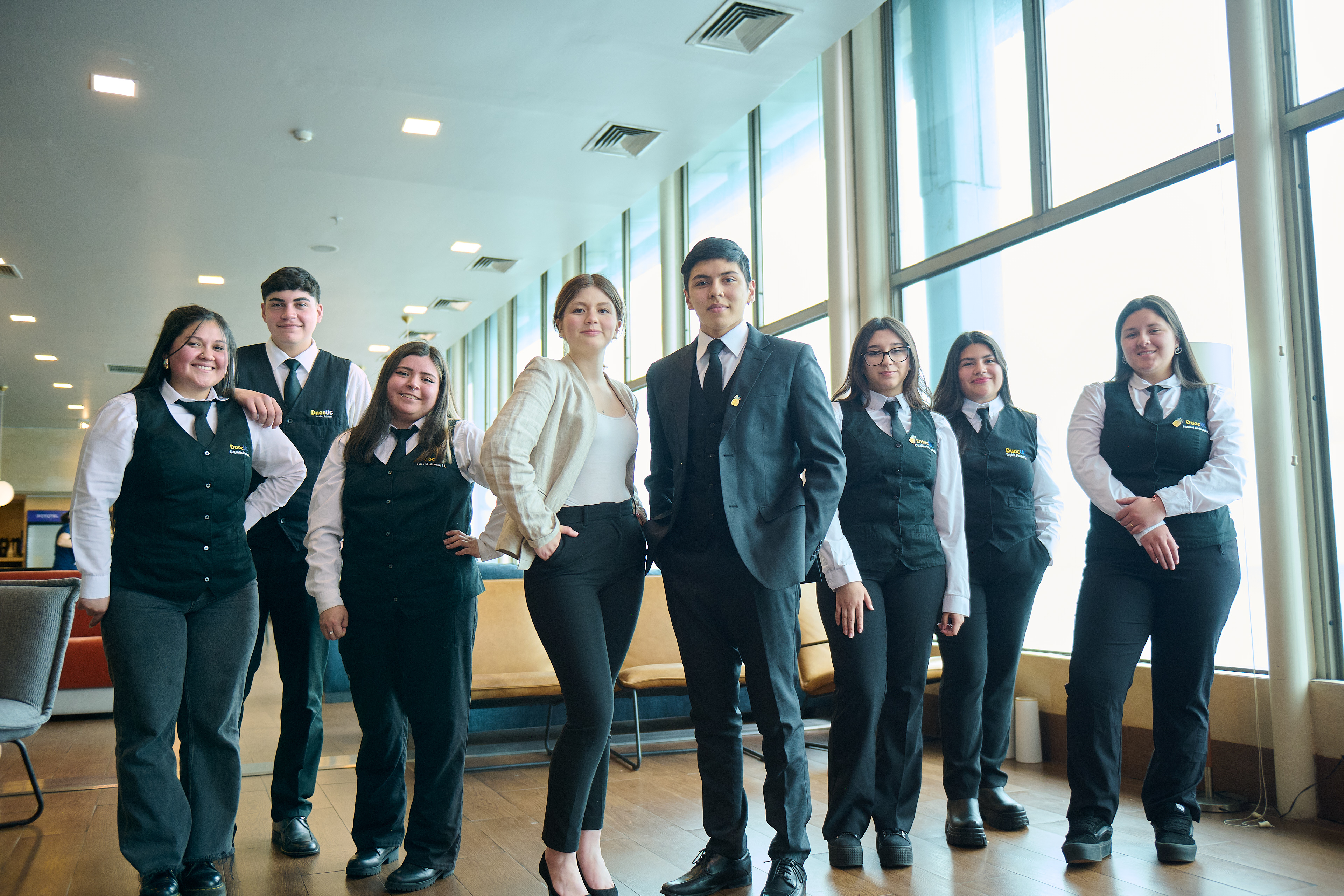 Presidente Gabriel Boric con un grupo de estudiantes